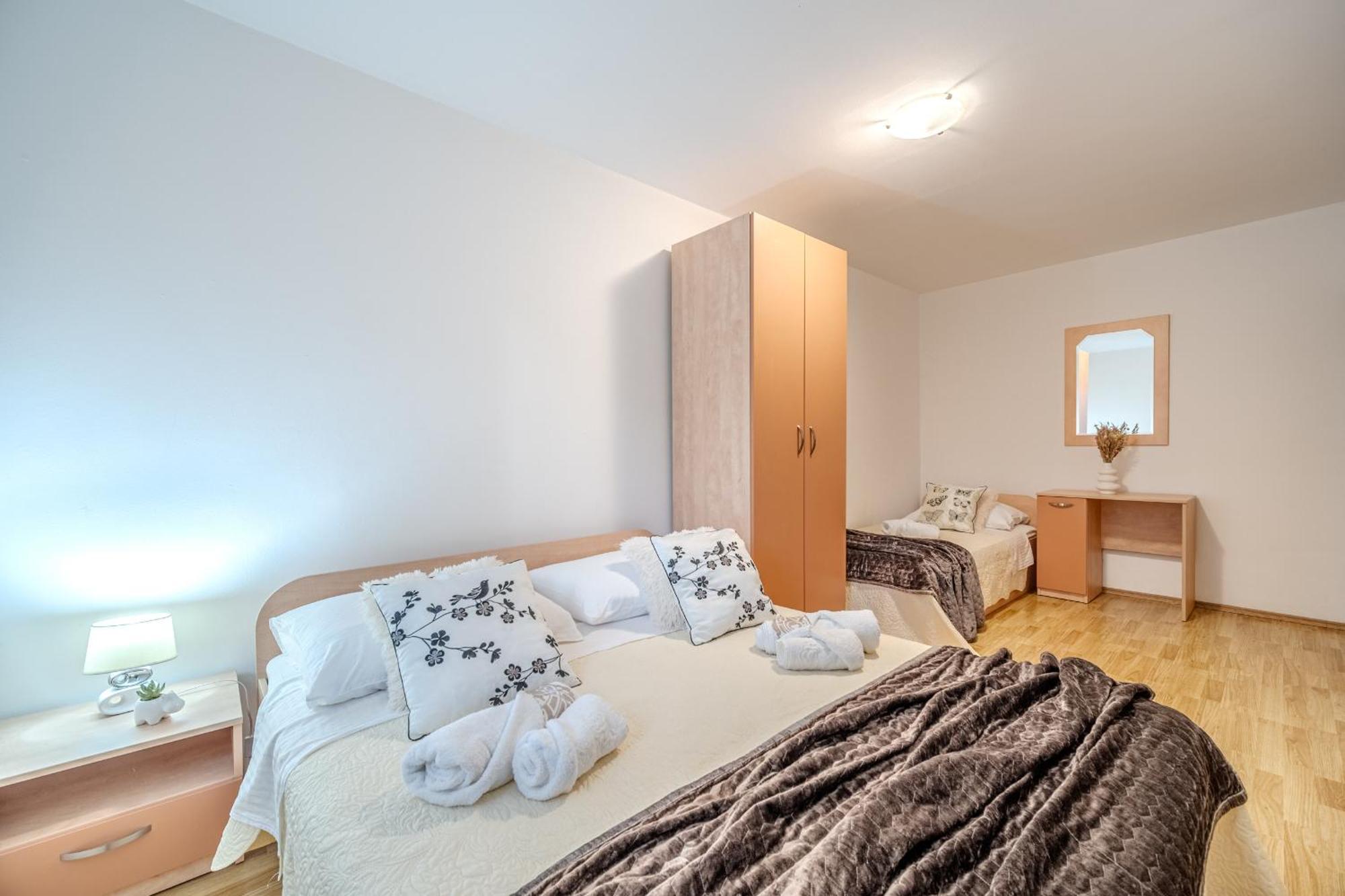 Milna - With Swimming Pool & Amazing Seaviews, Above Bijaka Appartamento