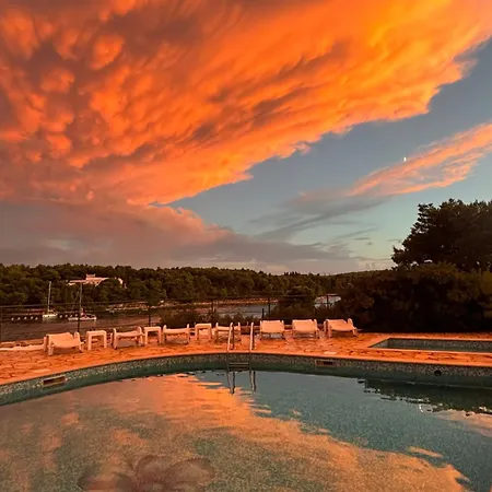 Apartment Milna - With Swimming Pool & Amazing Seaviews, Above Bijaka Beach Exteriér fotografie