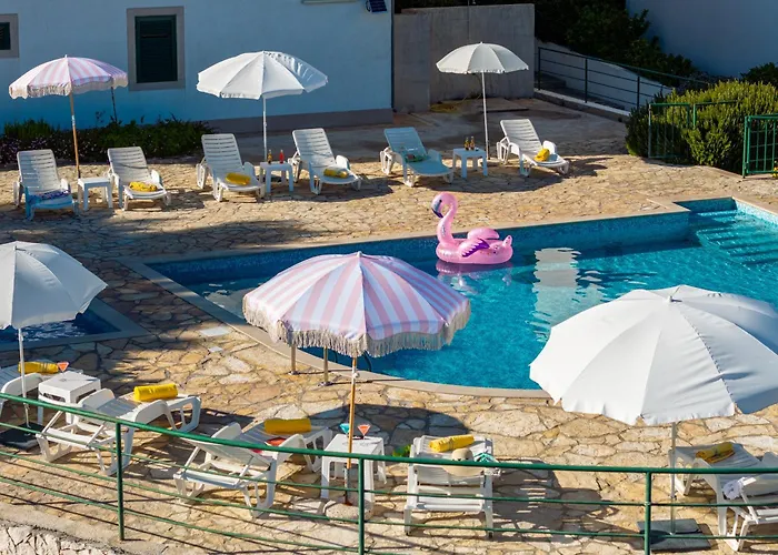 Apartment Milna - With Swimming Pool & Amazing Seaviews, Above Bijaka Beach