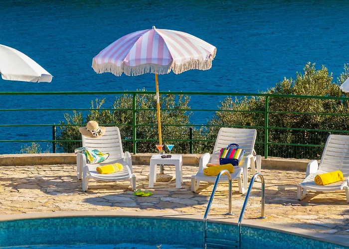 Apartment Milna - With Swimming Pool & Amazing Seaviews, Above Bijaka Beach