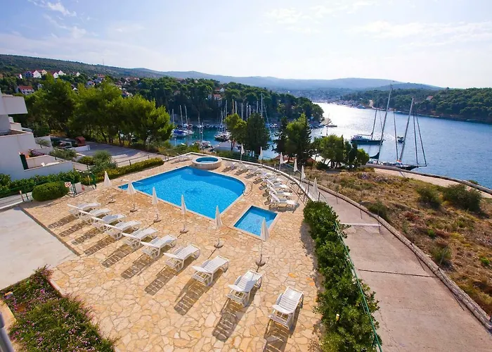 Apartment Milna - With Swimming Pool & Amazing Seaviews, Above Bijaka Beach