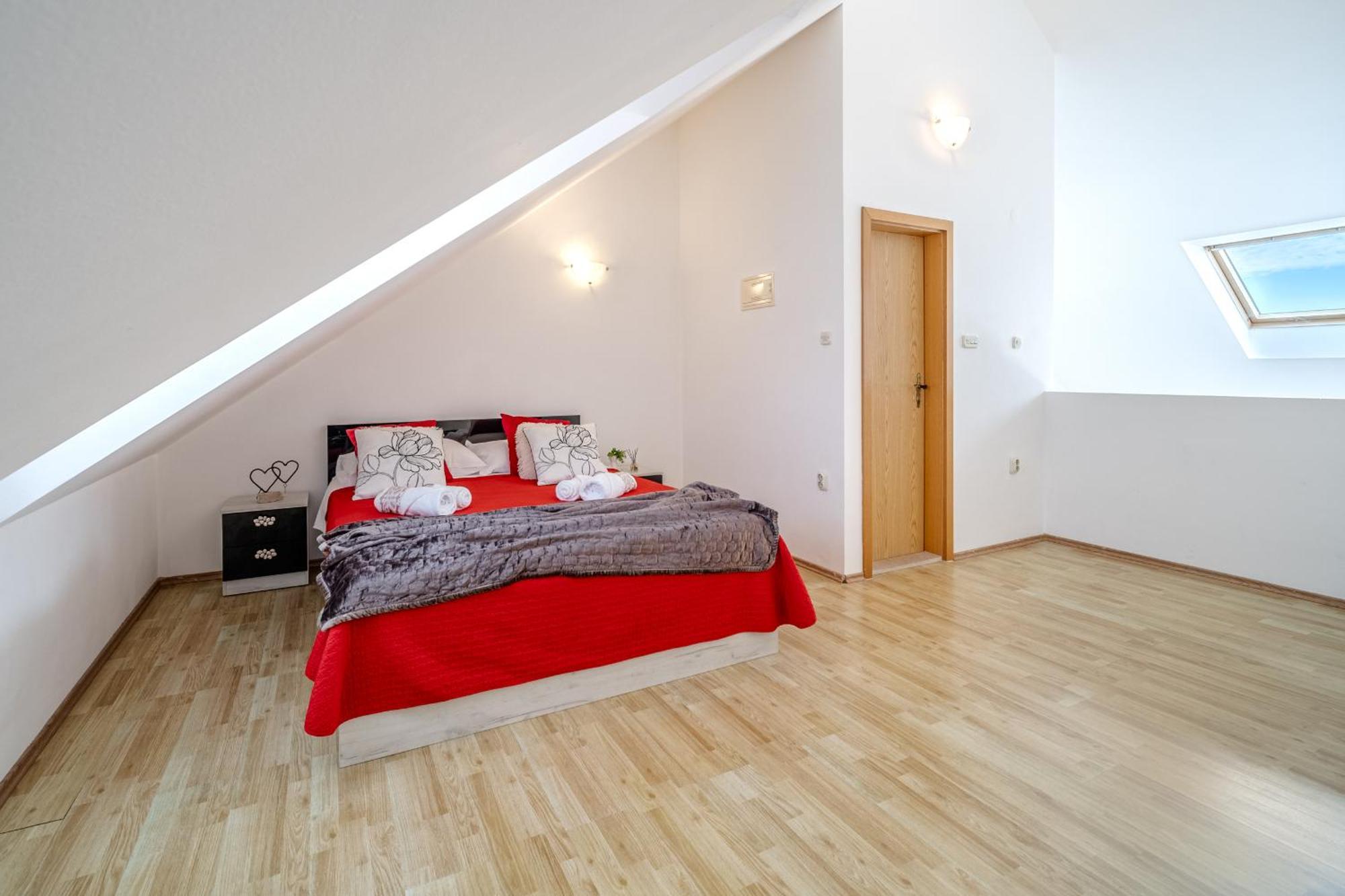 Milna - With Swimming Pool & Amazing Seaviews, Above Bijaka *