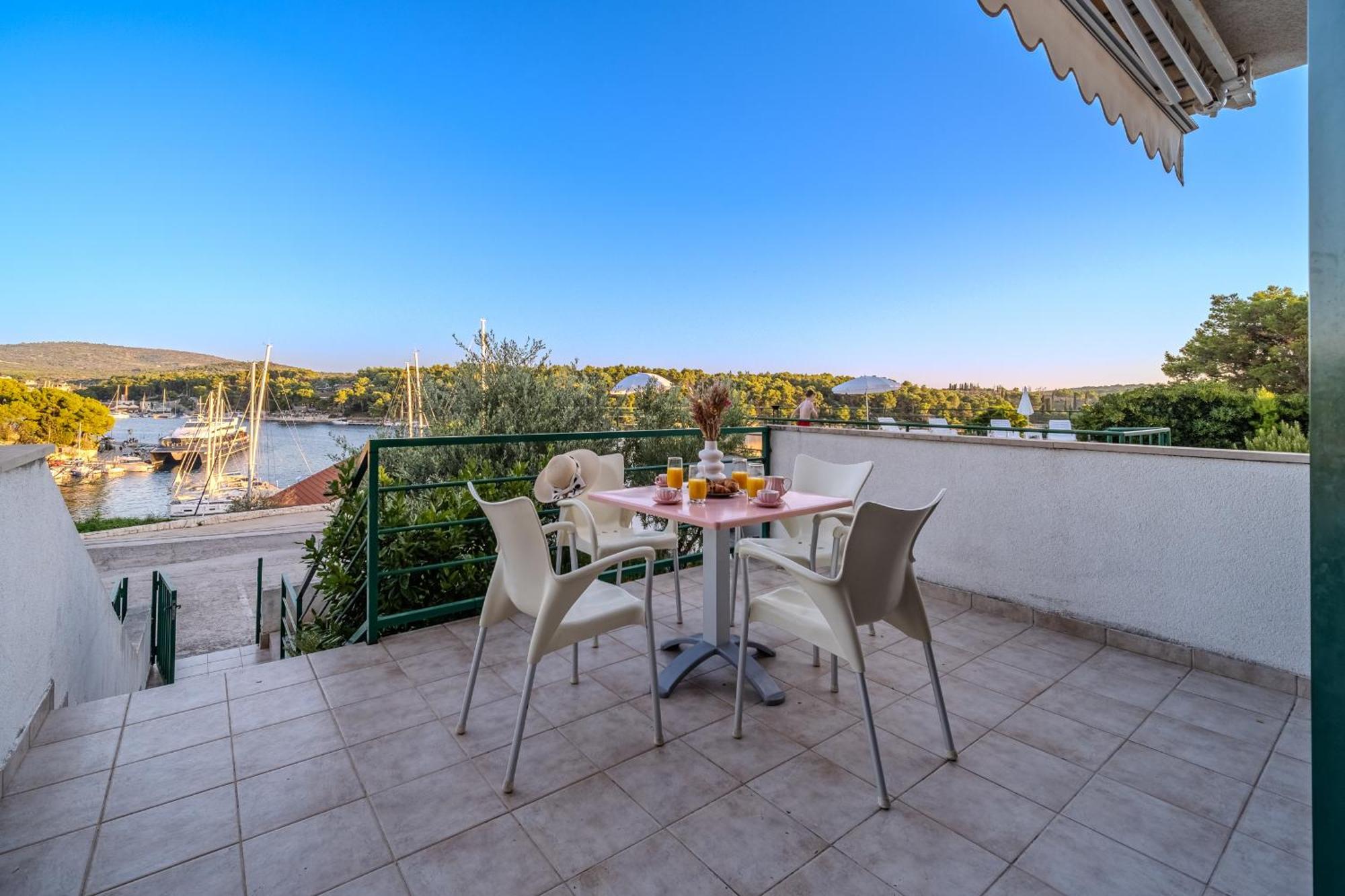 Apartment Milna - With Swimming Pool & Amazing Seaviews, Above Bijaka *