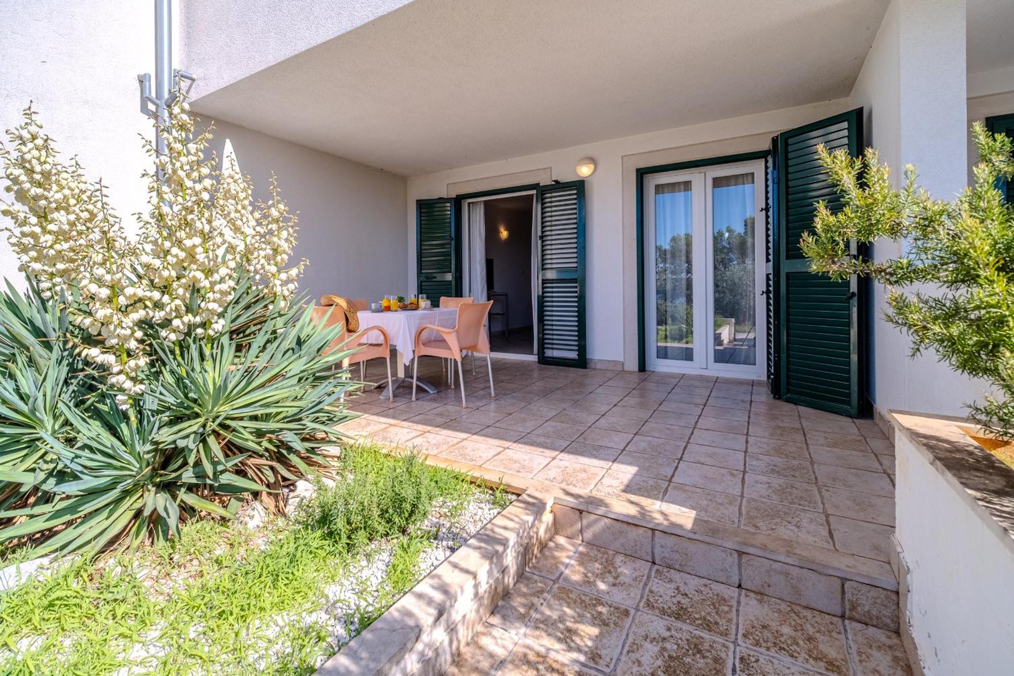 Milna - With Swimming Pool & Amazing Seaviews, Above Bijaka Apartment