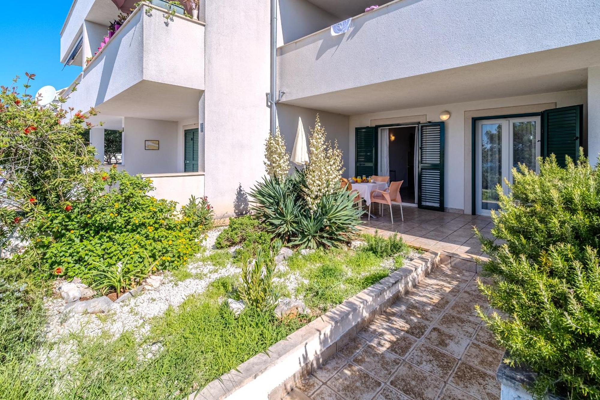 Apartment Milna - With Swimming Pool & Amazing Seaviews, Above Bijaka *