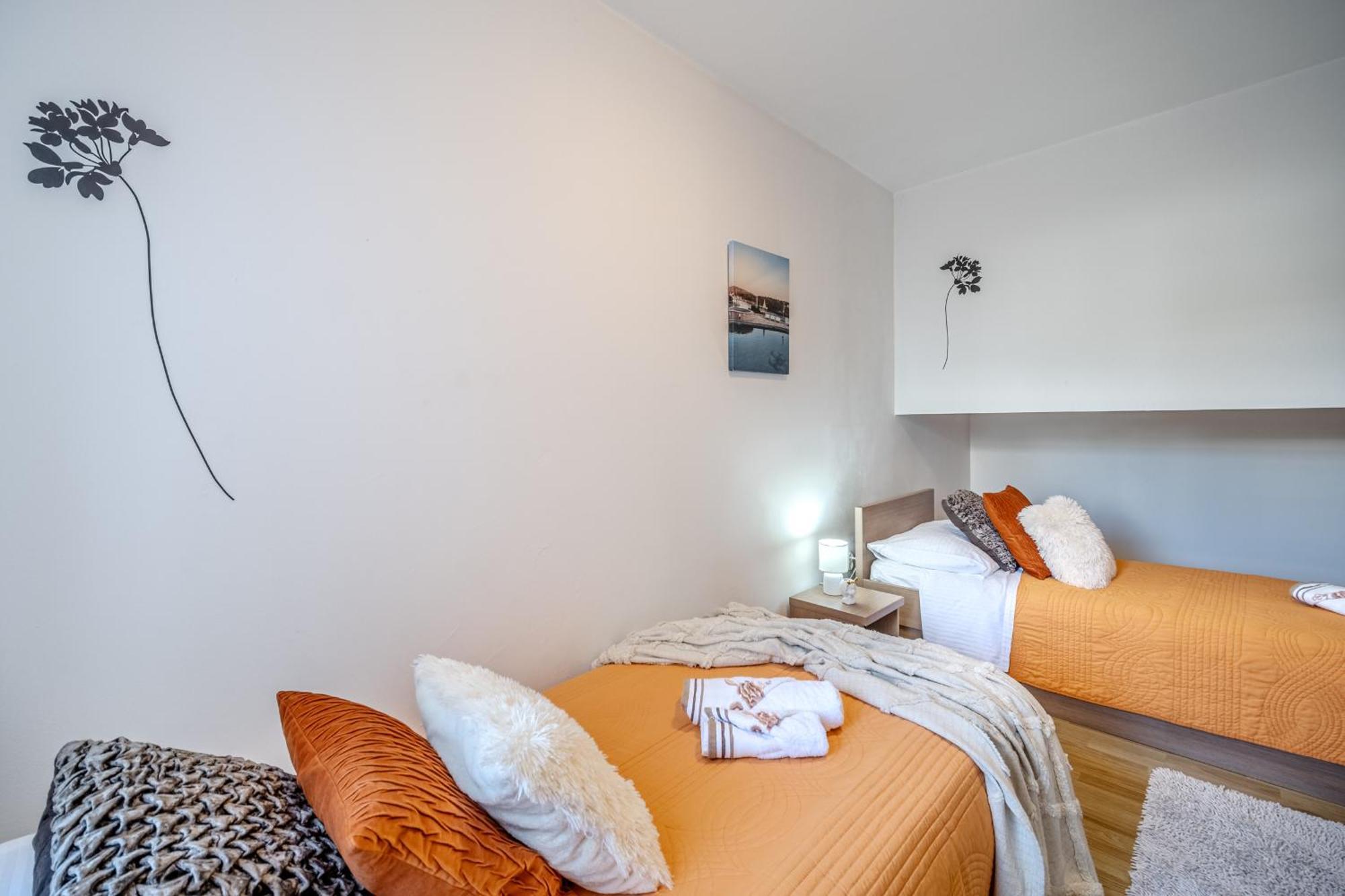 Apartment Milna - With Swimming Pool & Amazing Seaviews, Above Bijaka *