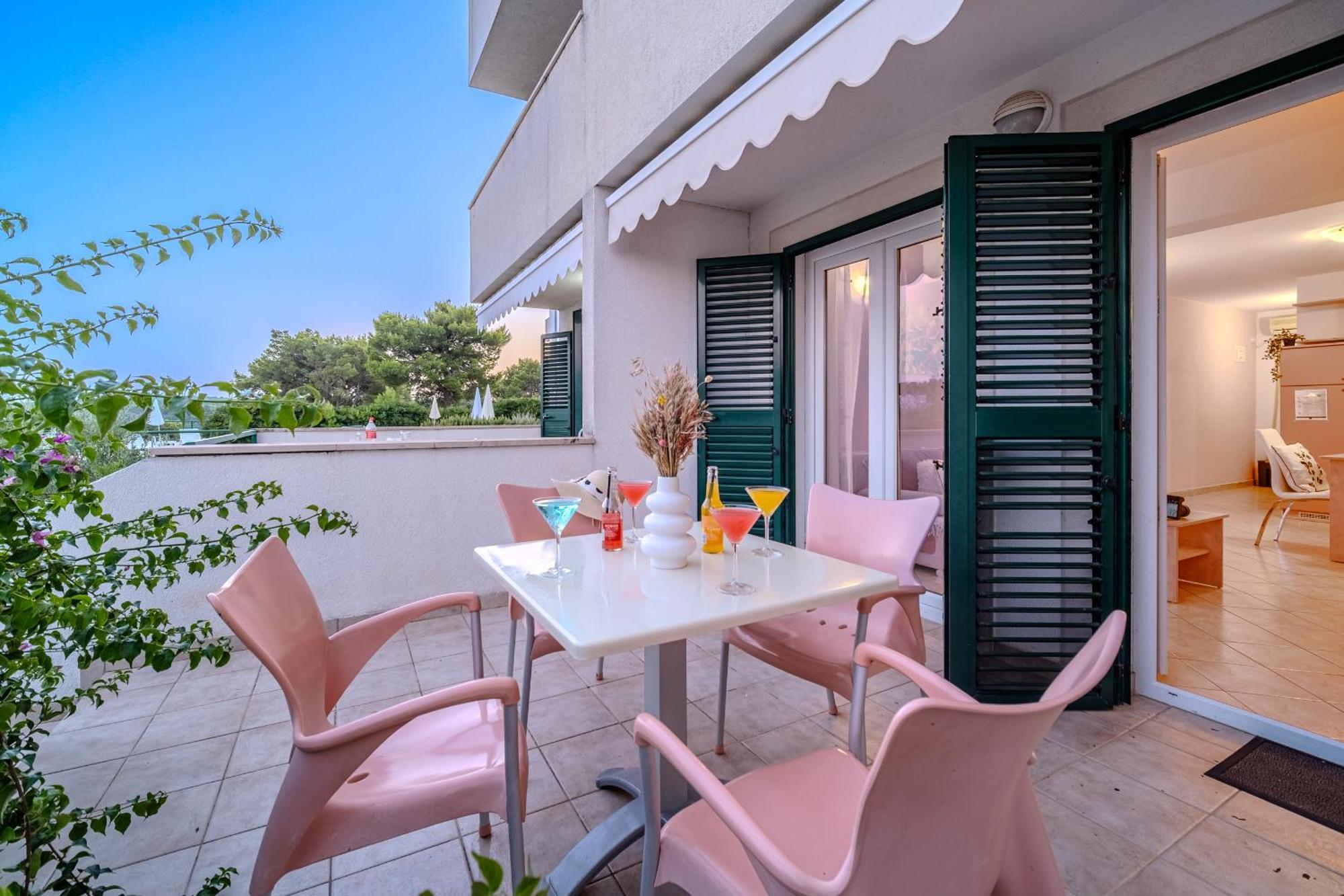 Apartment Milna - With Swimming Pool & Amazing Seaviews, Above Bijaka
