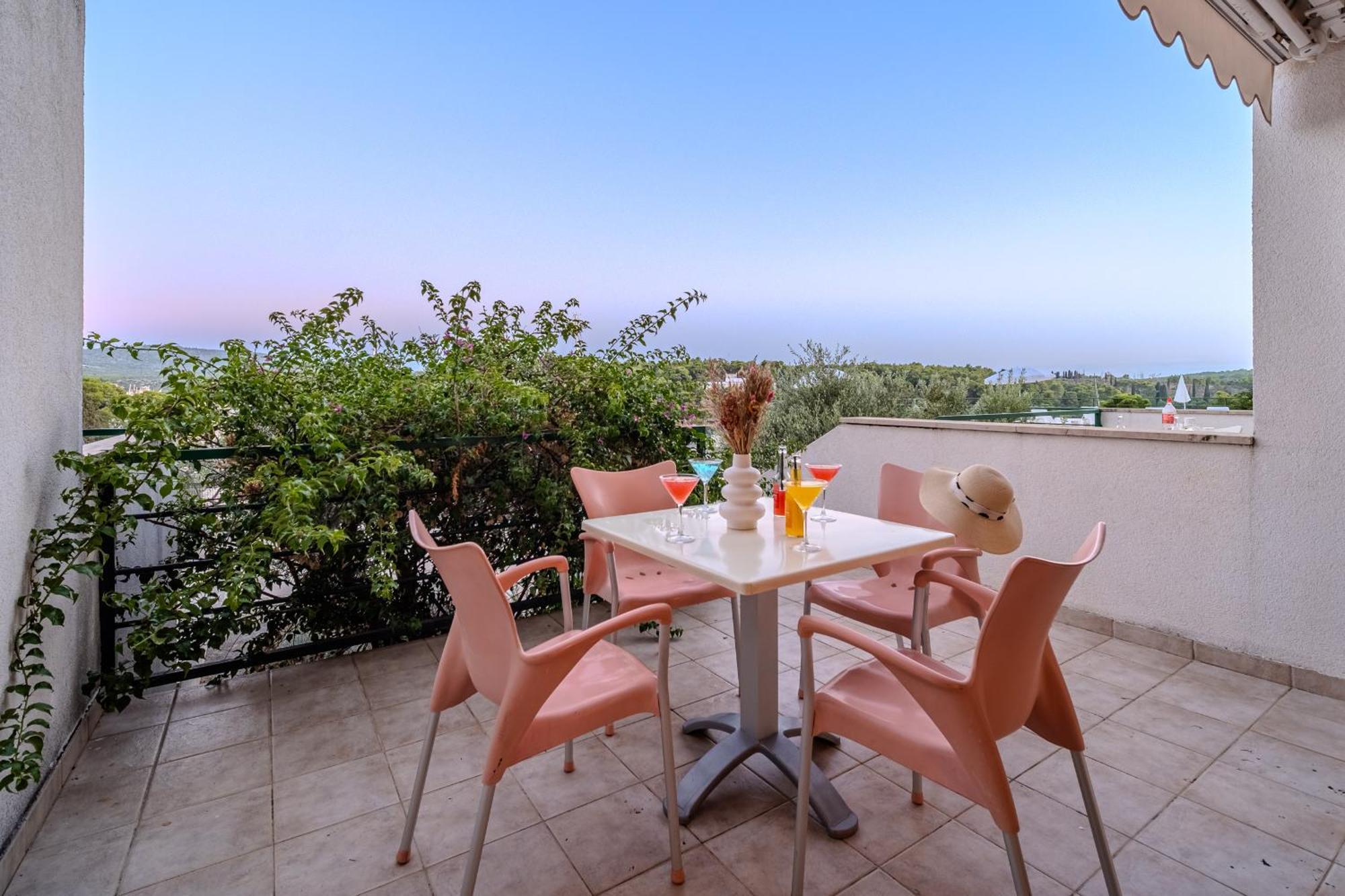 Milna - With Swimming Pool & Amazing Seaviews, Above Bijaka Apartment Milna (Brac)
