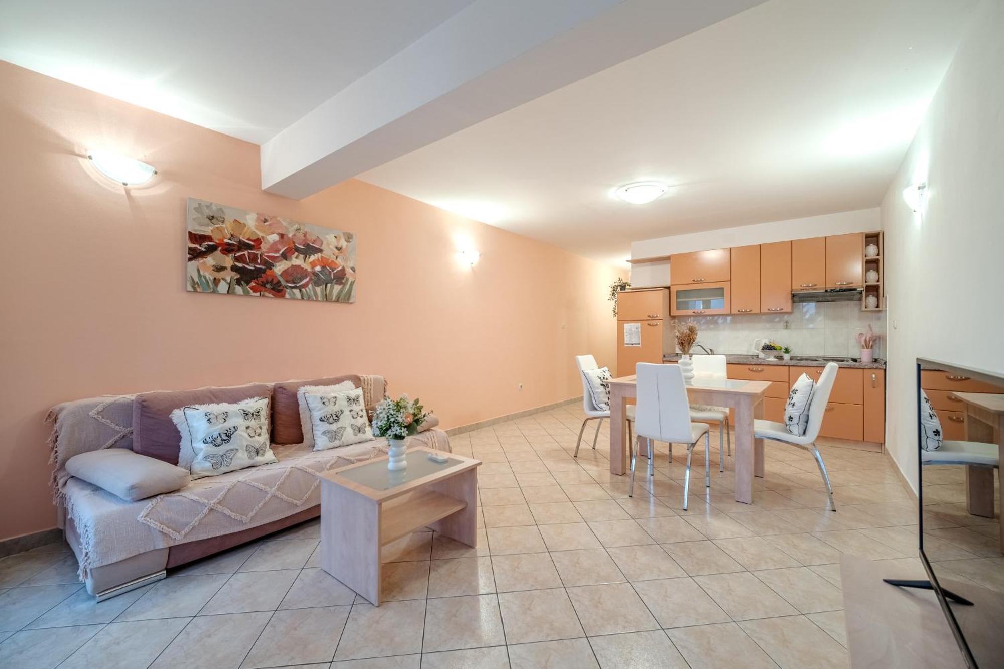 Apartment Milna - With Swimming Pool & Amazing Seaviews, Above Bijaka *