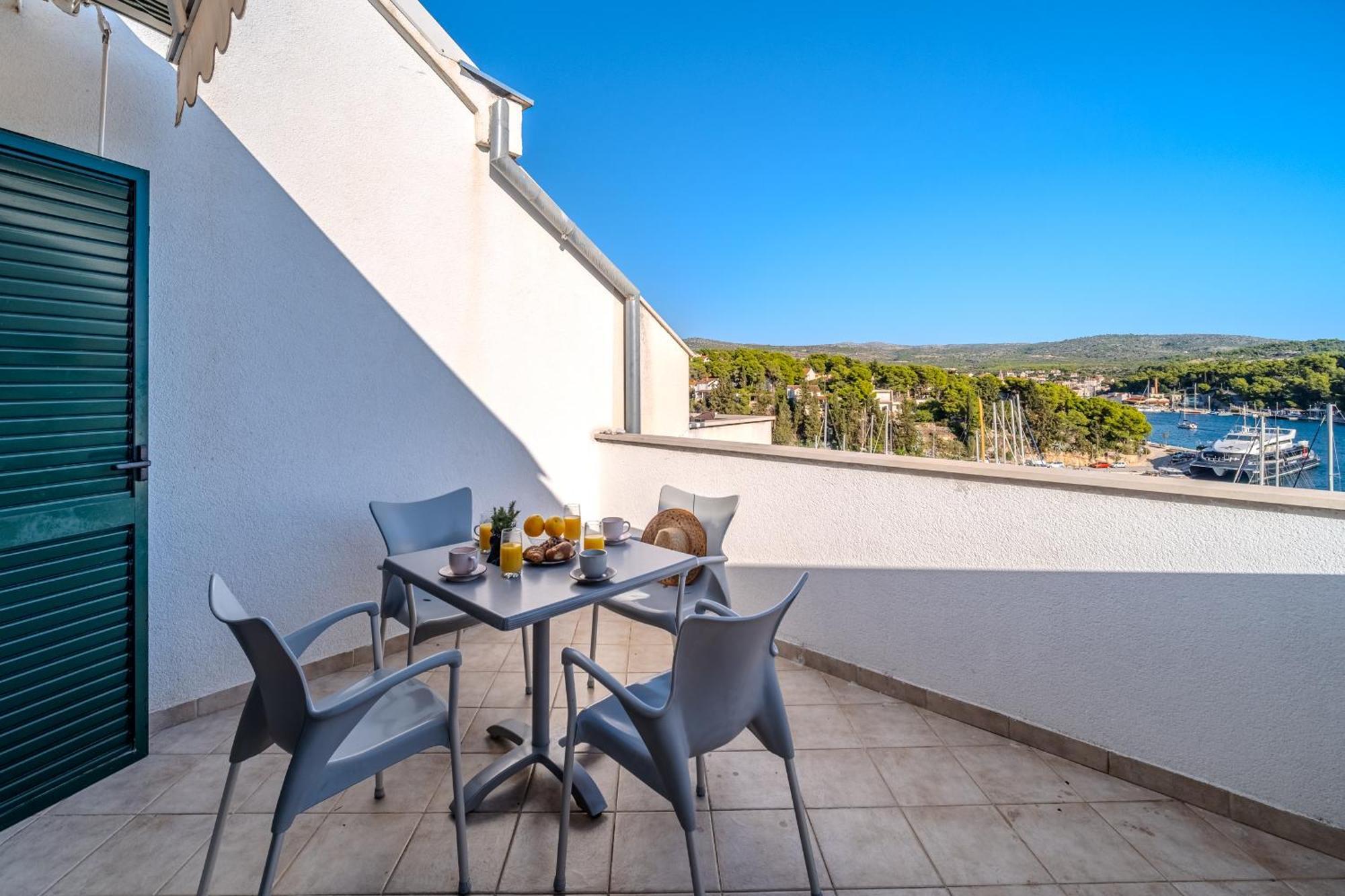 Milna - With Swimming Pool & Amazing Seaviews, Above Bijaka * Milna (Brac)