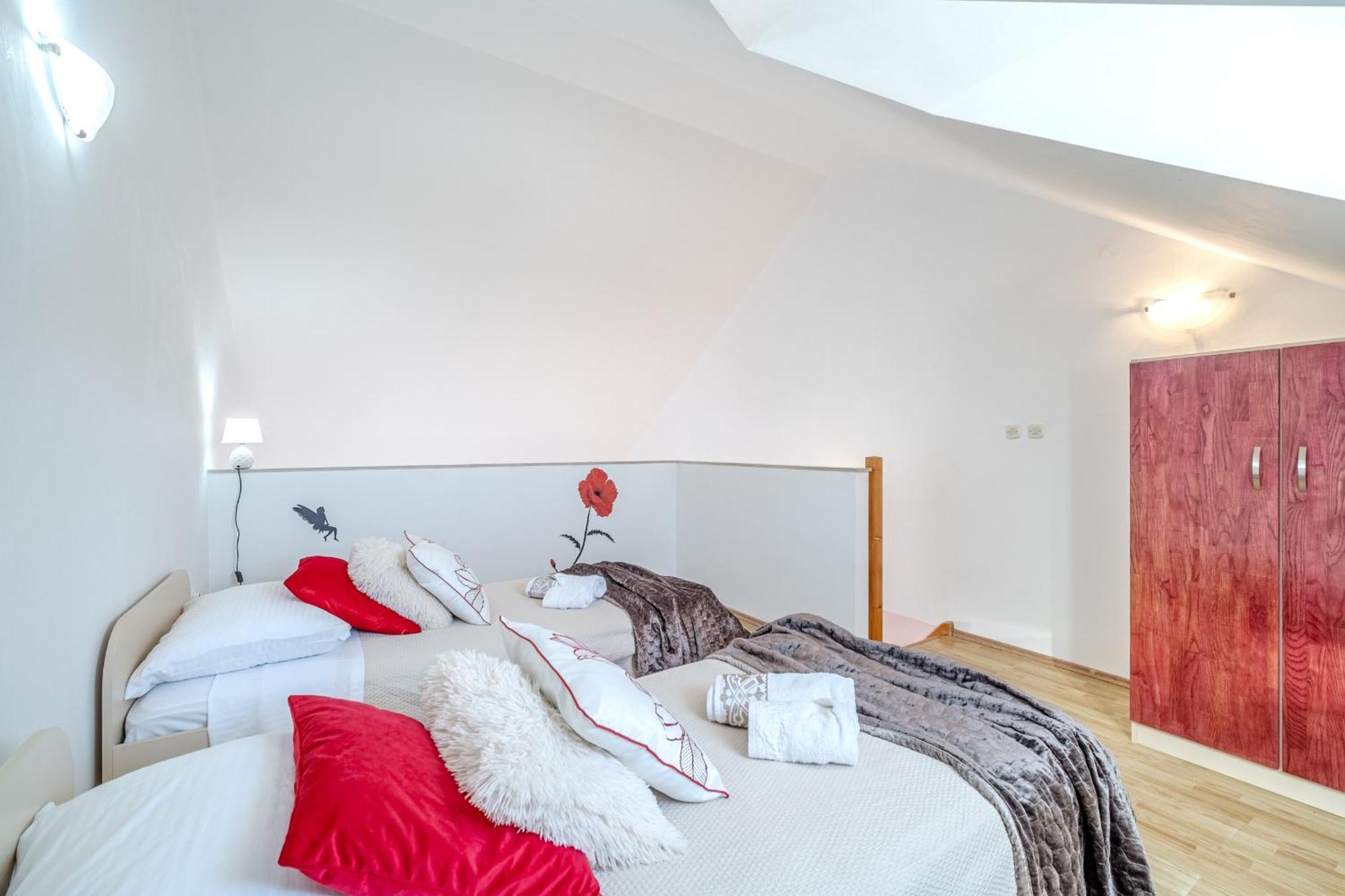 Milna - With Swimming Pool & Amazing Seaviews, Above Bijaka *