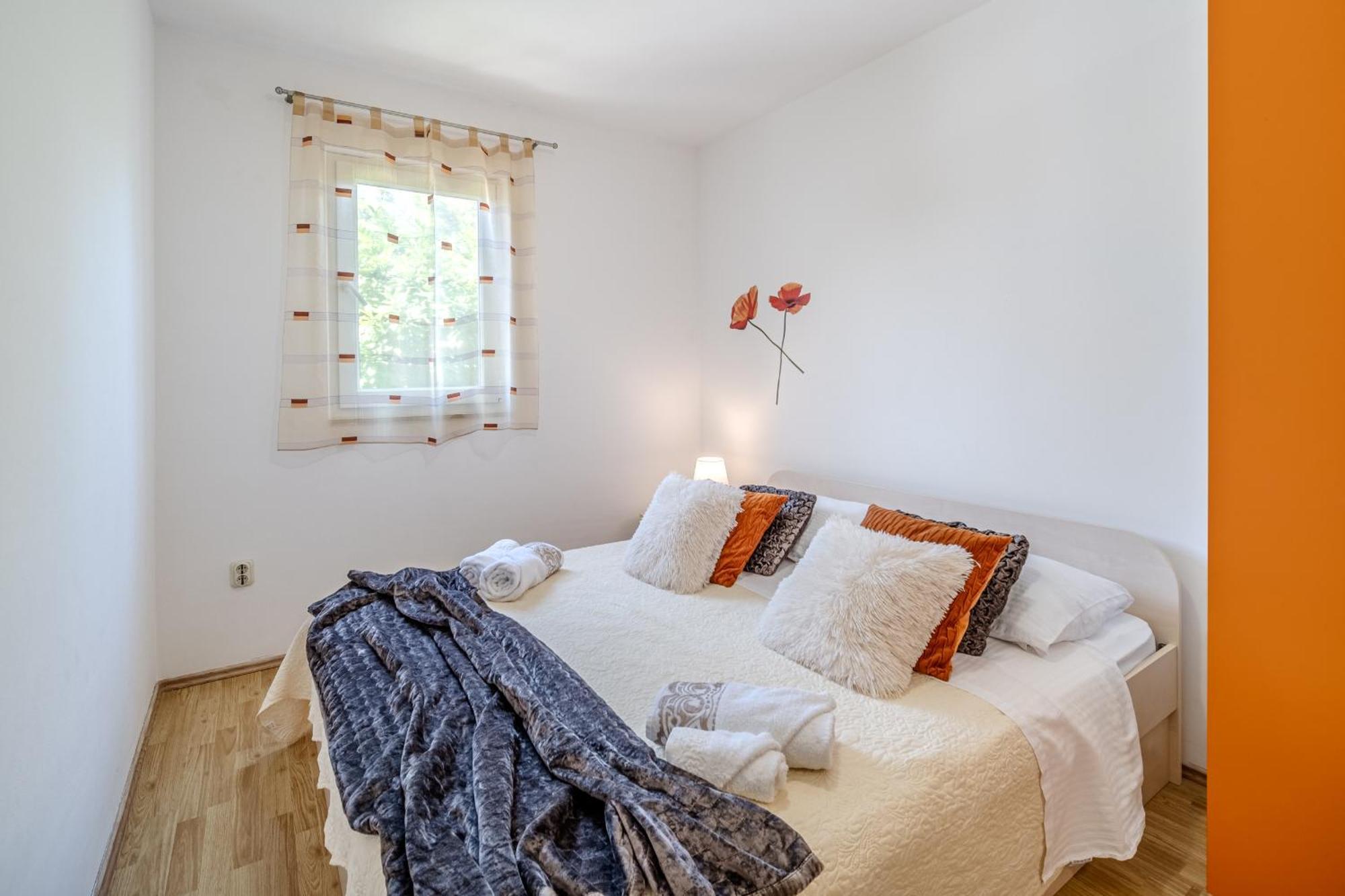 Apartment Milna - With Swimming Pool & Amazing Seaviews, Above Bijaka *