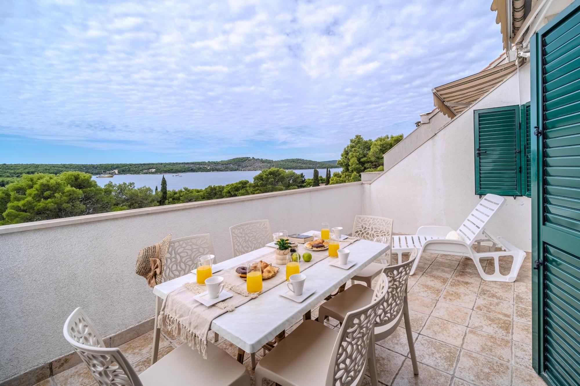 Apartment Milna - With Swimming Pool & Amazing Seaviews, Above Bijaka Milna (Brac)