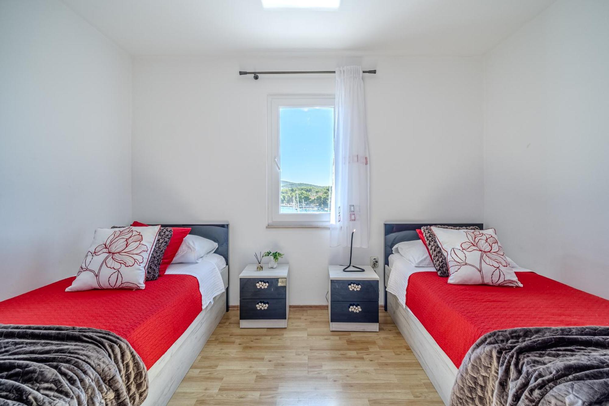 Milna - With Swimming Pool & Amazing Seaviews, Above Bijaka Milna (Brac)
