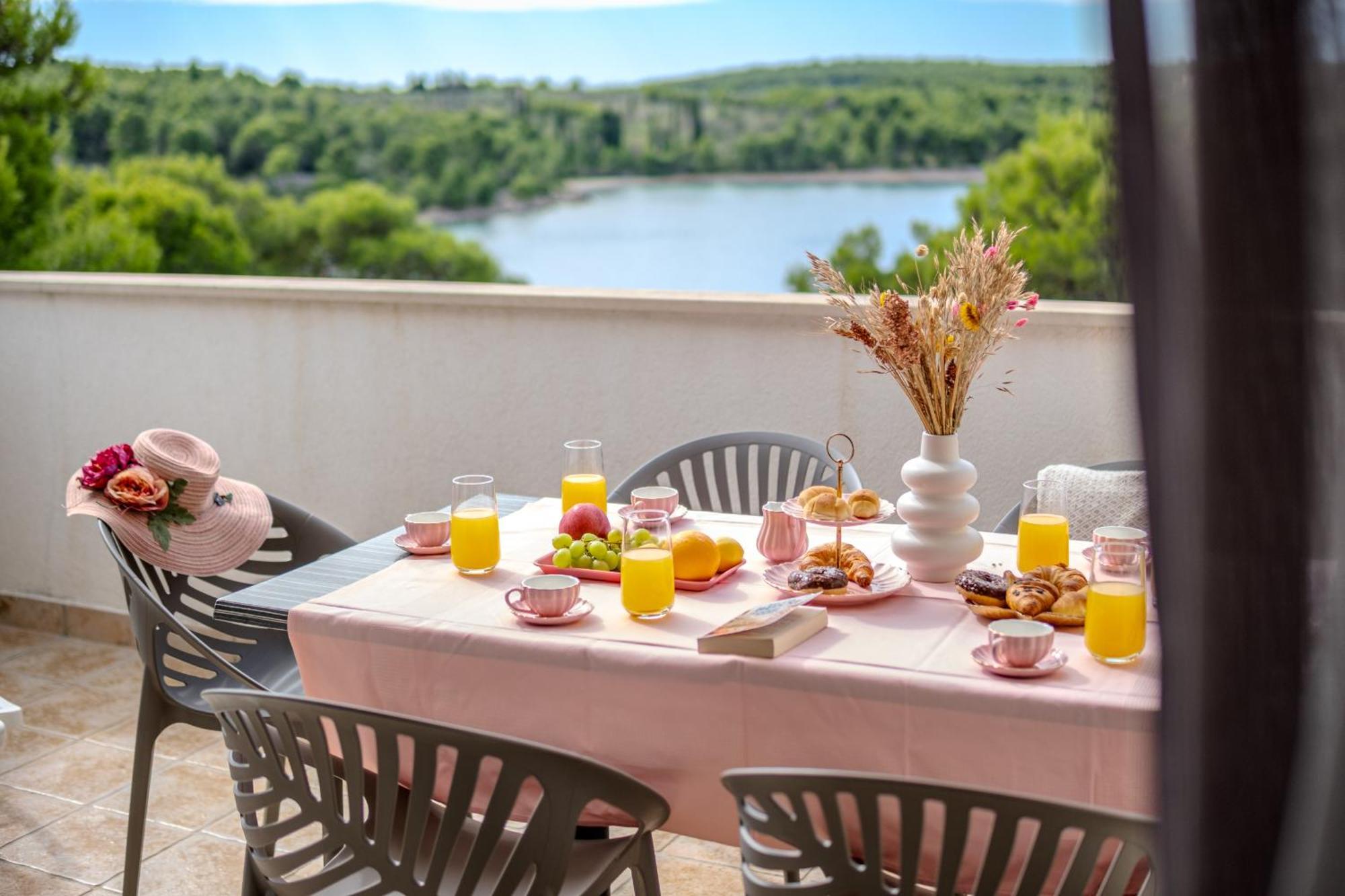 Apartment Milna - With Swimming Pool & Amazing Seaviews, Above Bijaka Milna (Brac)