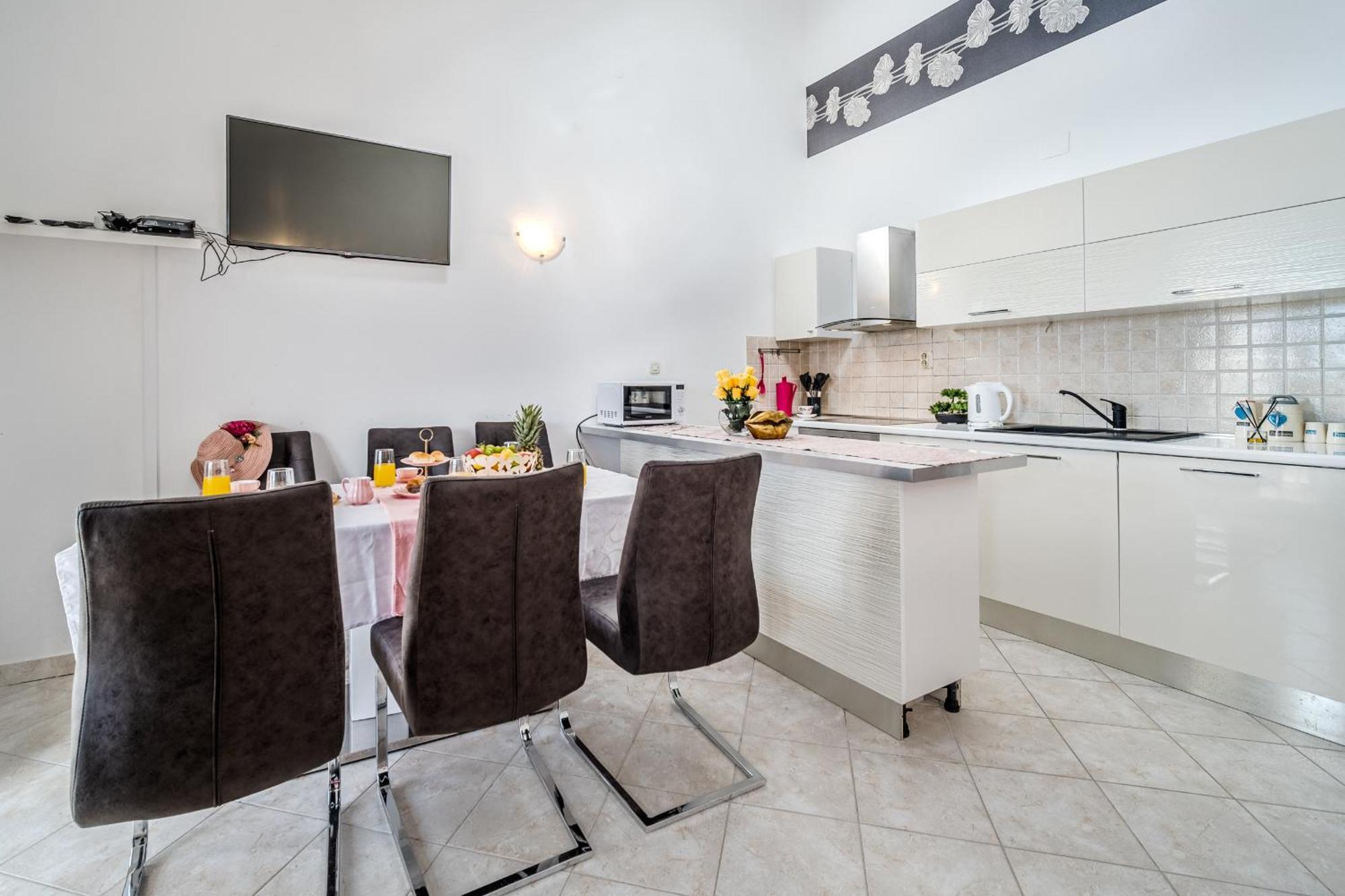 Milna - With Swimming Pool & Amazing Seaviews, Above Bijaka Apartment *