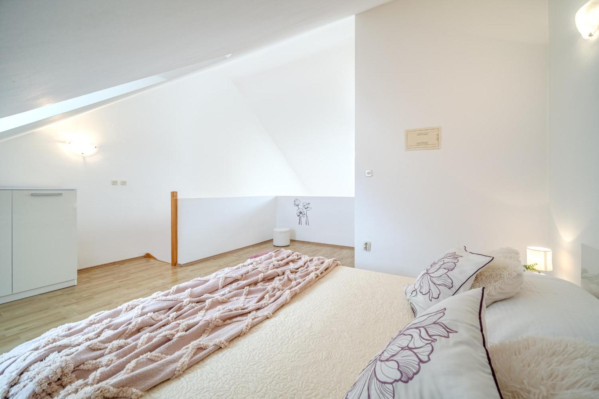 Milna - With Swimming Pool & Amazing Seaviews, Above Bijaka Milna (Brac)
