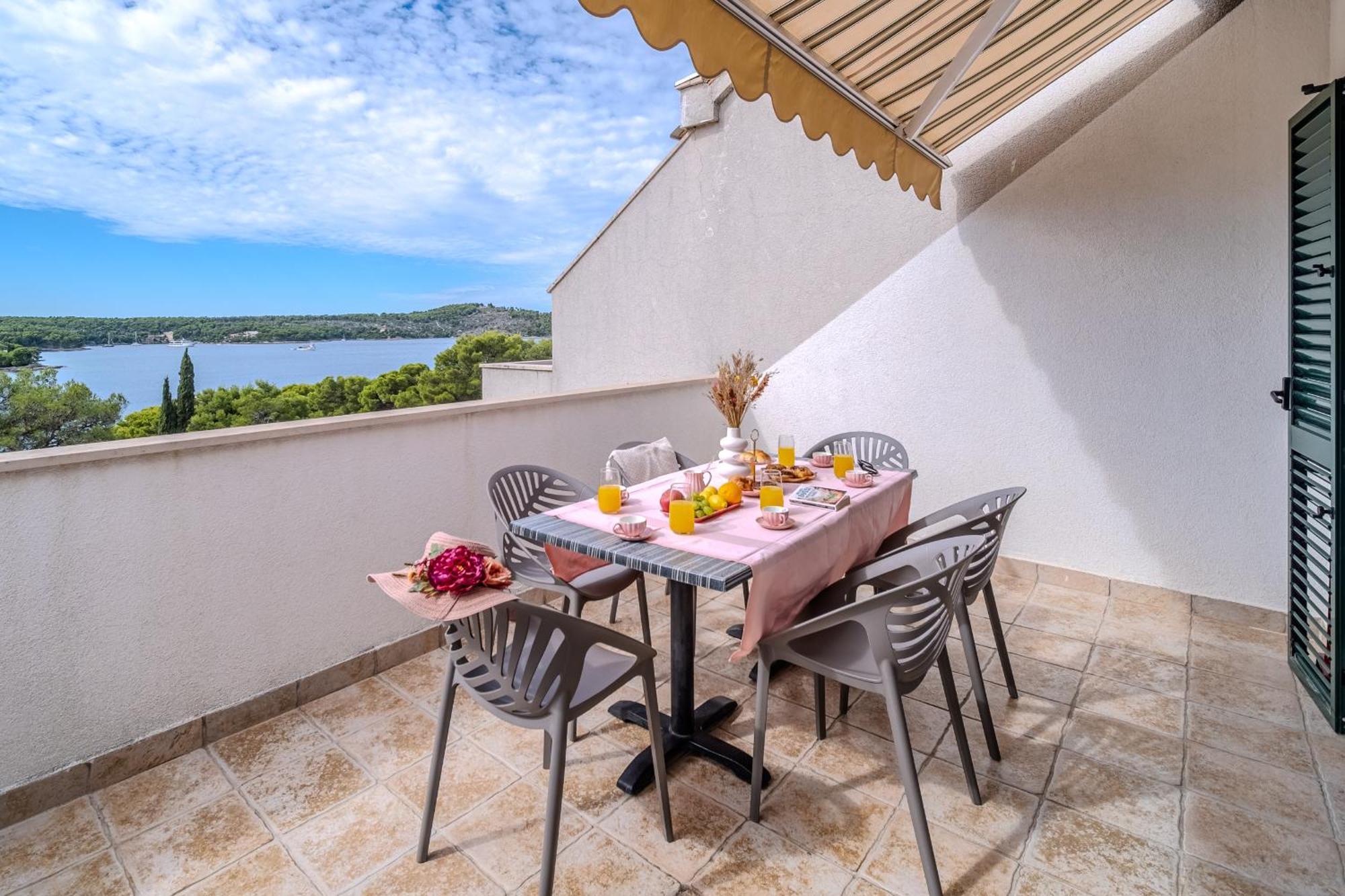 Apartment Milna - With Swimming Pool & Amazing Seaviews, Above Bijaka