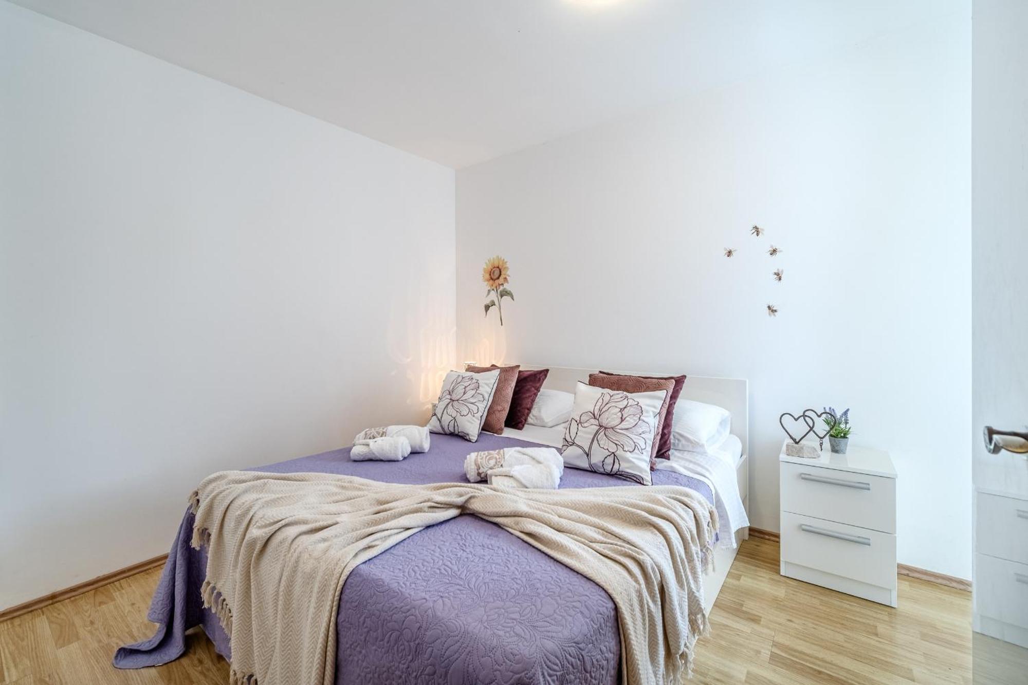 Apartment Milna - With Swimming Pool & Amazing Seaviews, Above Bijaka *
