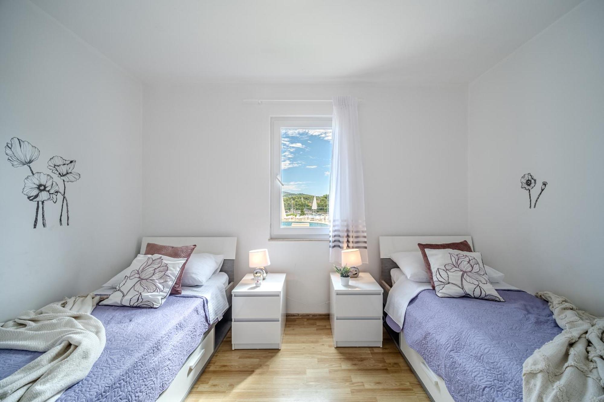 Apartment Milna - With Swimming Pool & Amazing Seaviews, Above Bijaka