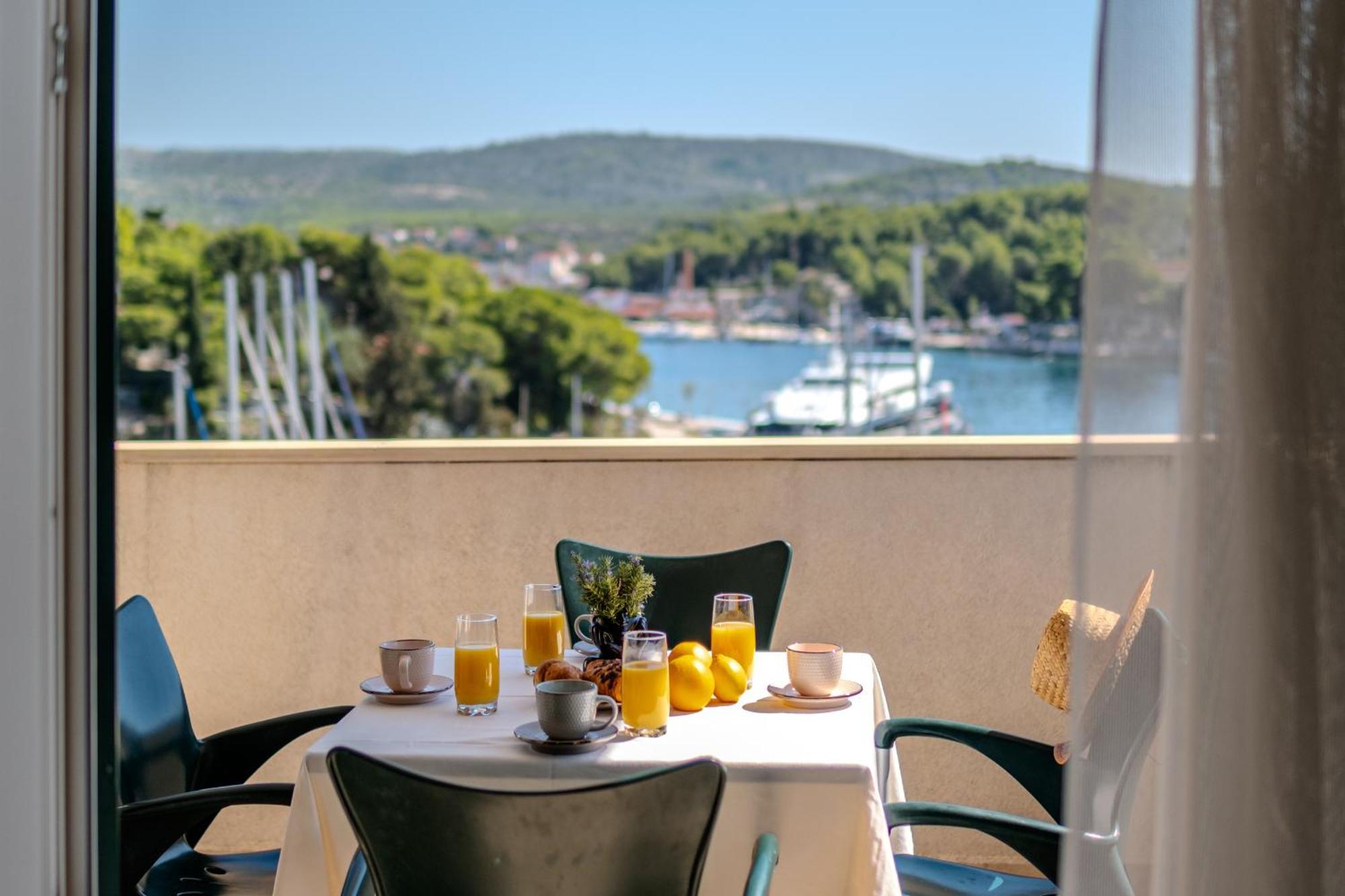 Milna - With Swimming Pool & Amazing Seaviews, Above Bijaka *