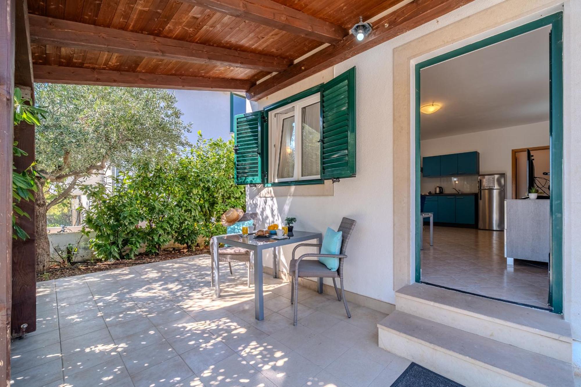 Milna - With Swimming Pool & Amazing Seaviews, Above Bijaka Apartment