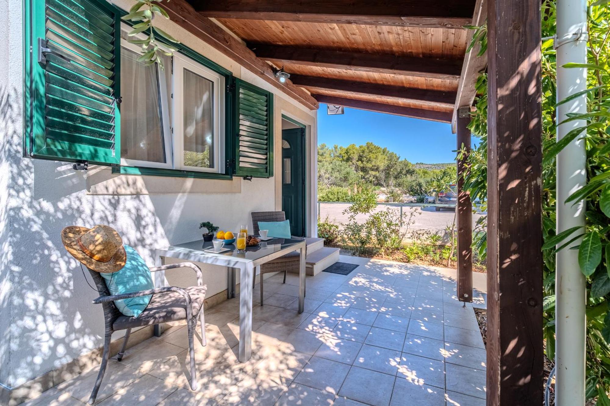 Apartment Milna - With Swimming Pool & Amazing Seaviews, Above Bijaka *