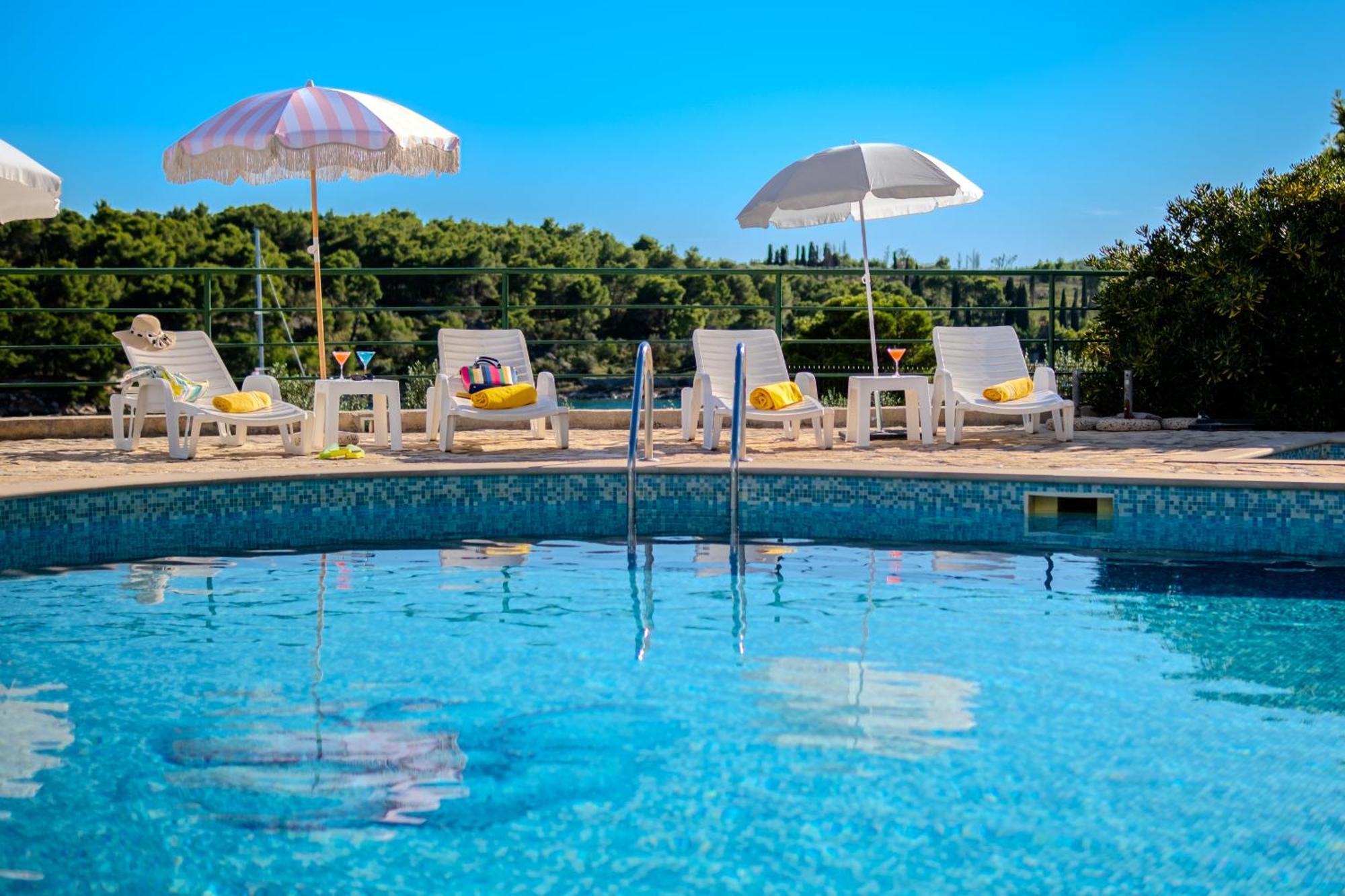 Milna - With Swimming Pool & Amazing Seaviews, Above Bijaka *