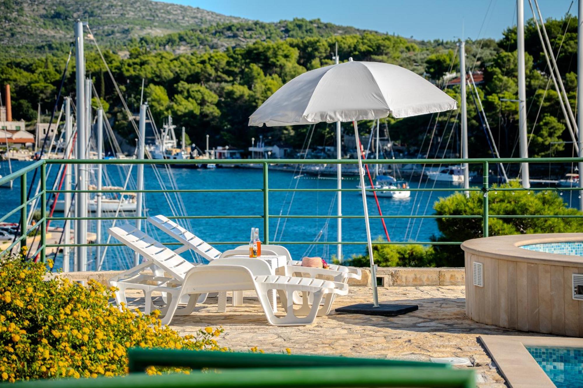 Milna - With Swimming Pool & Amazing Seaviews, Above Bijaka * Milna (Brac)