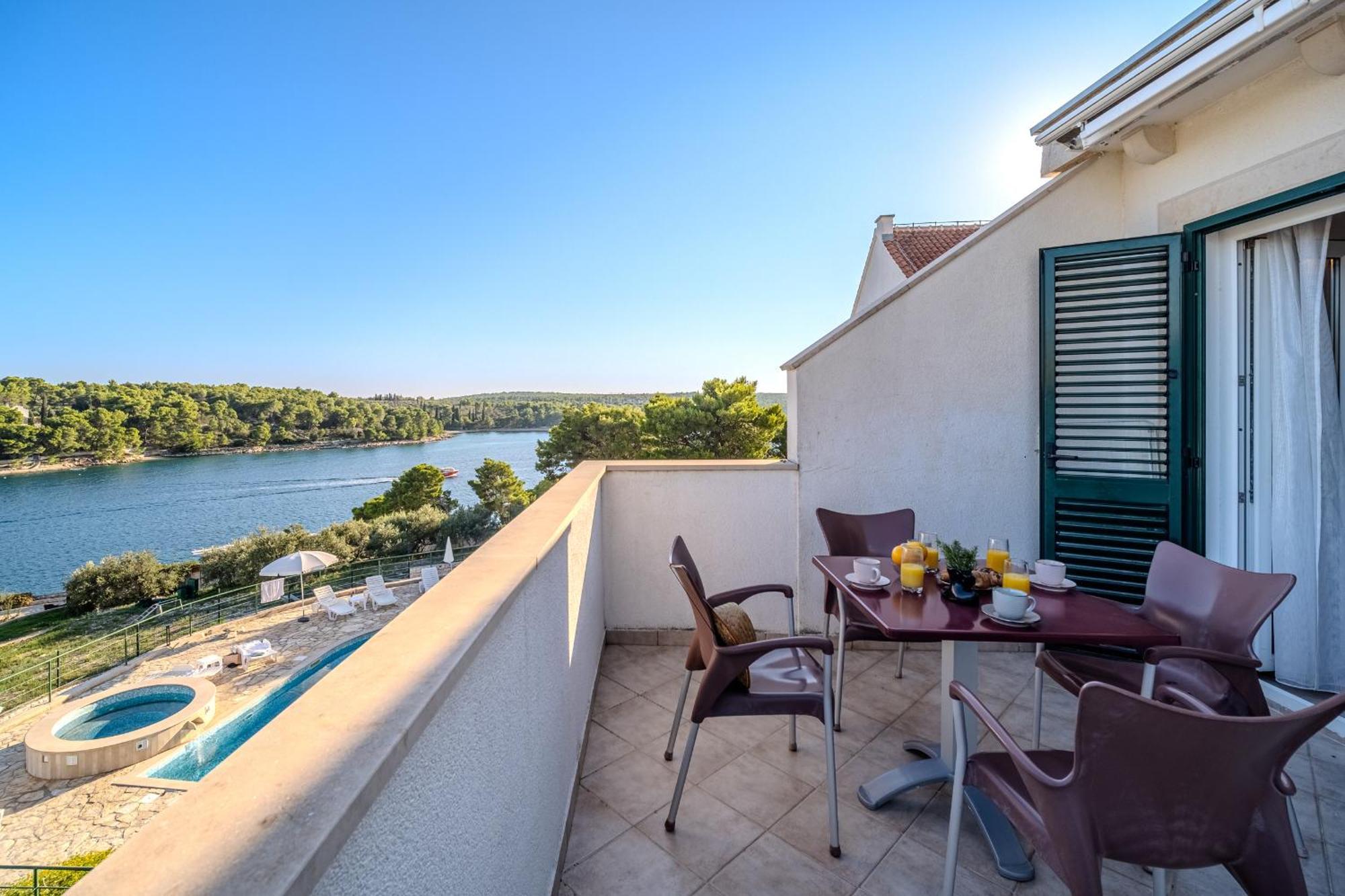 Milna - With Swimming Pool & Amazing Seaviews, Above Bijaka Apartment