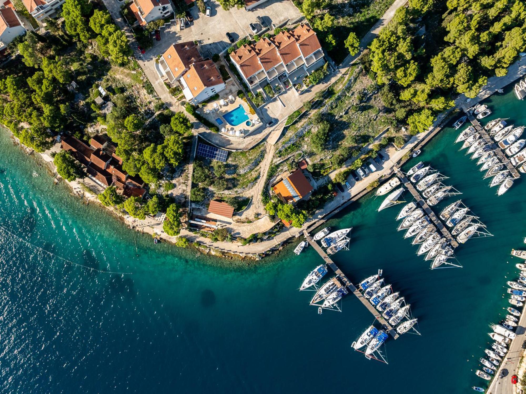 Milna - With Swimming Pool & Amazing Seaviews, Above Bijaka Milna (Brac)