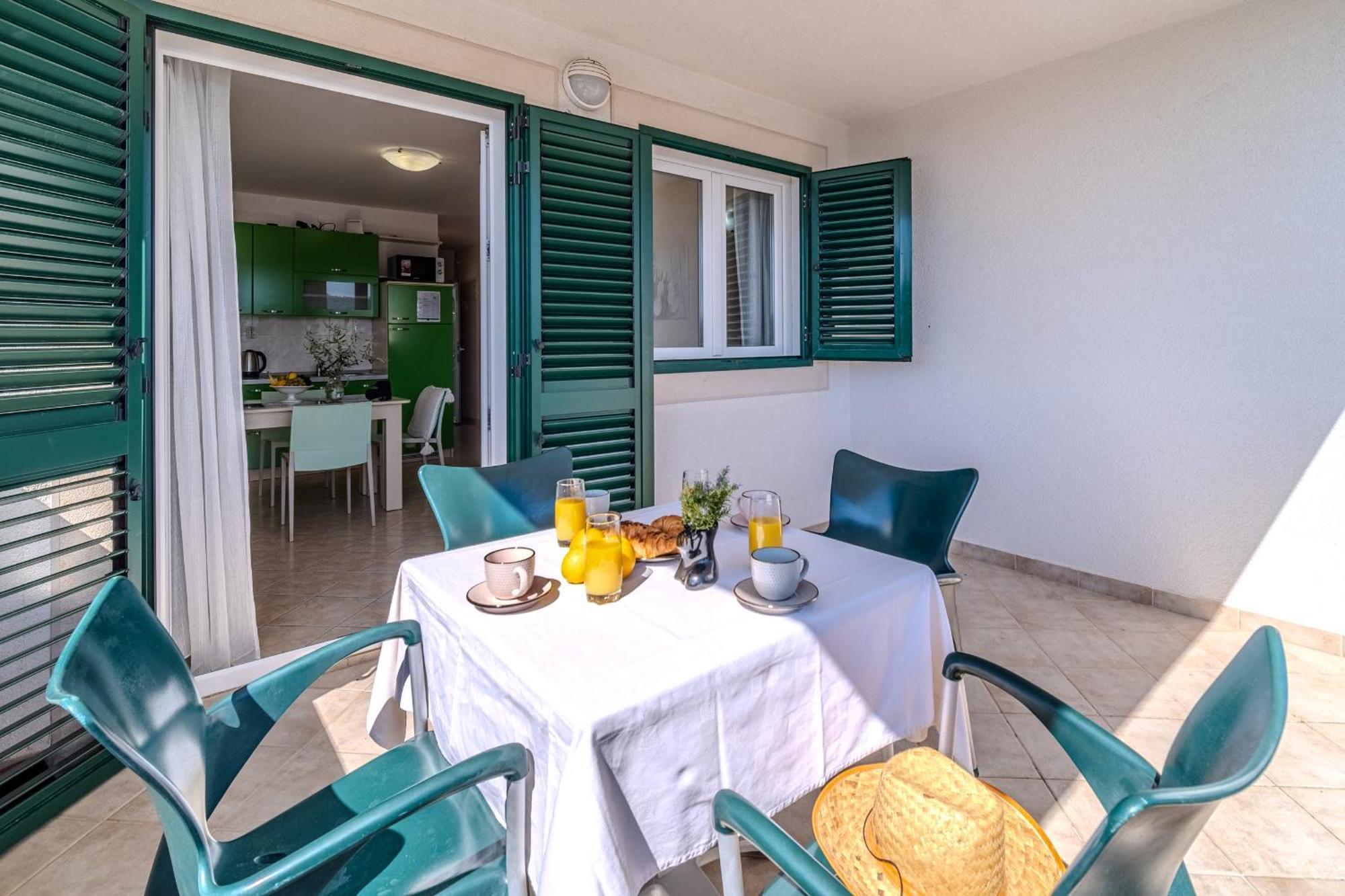 Apartment Milna - With Swimming Pool & Amazing Seaviews, Above Bijaka *