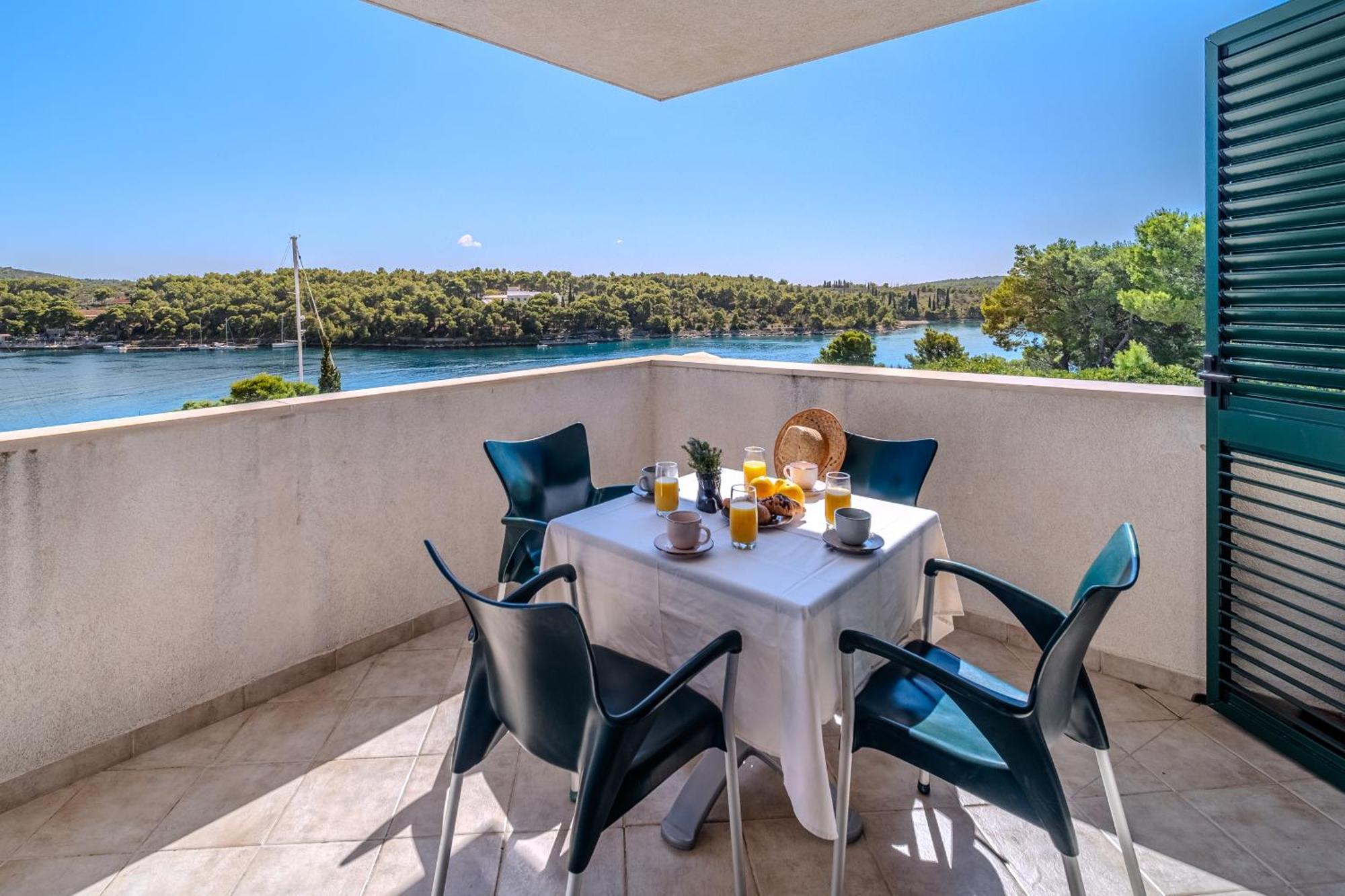 Milna - With Swimming Pool & Amazing Seaviews, Above Bijaka Apartment *