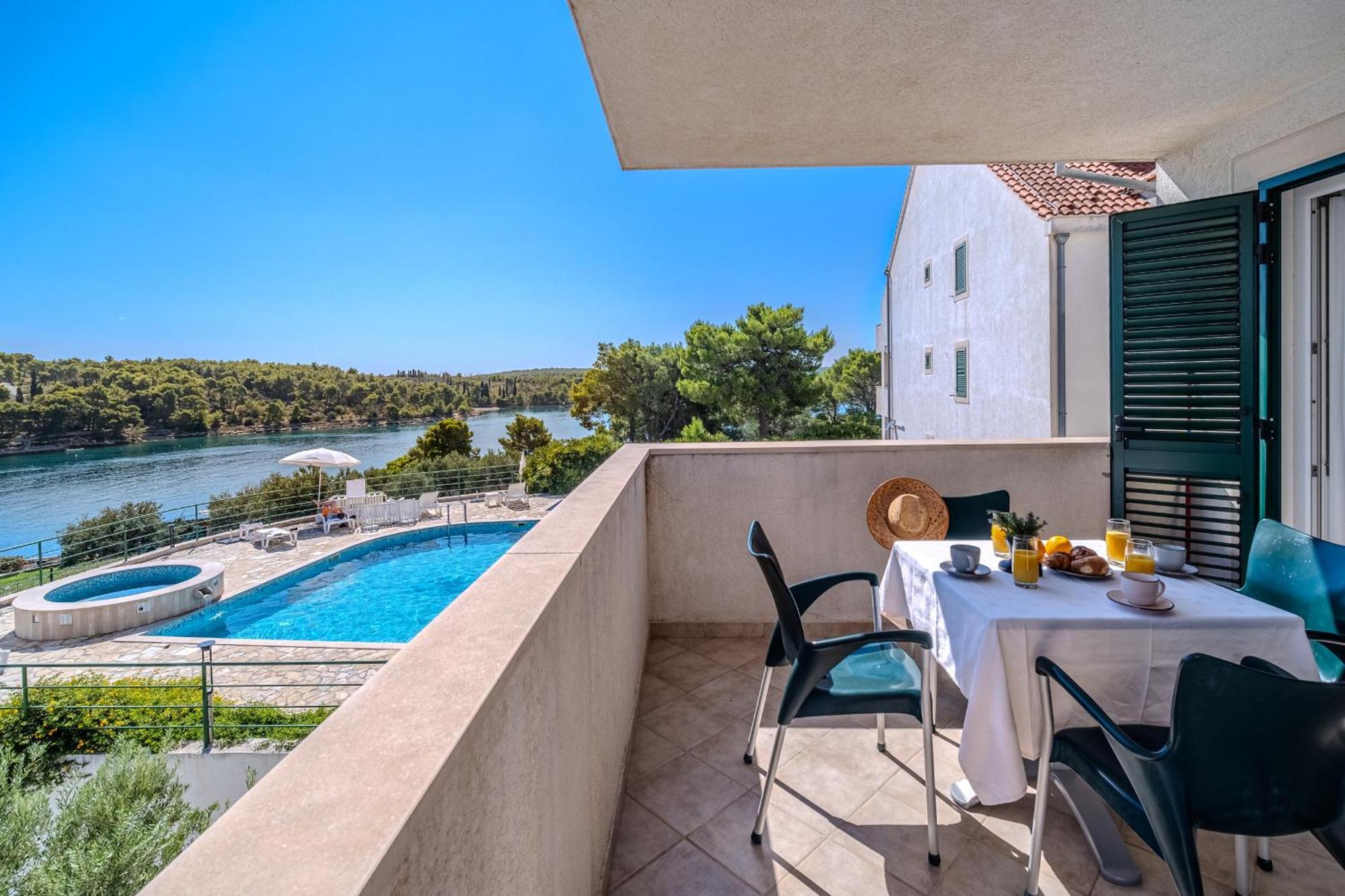 Milna - With Swimming Pool & Amazing Seaviews, Above Bijaka Apartment