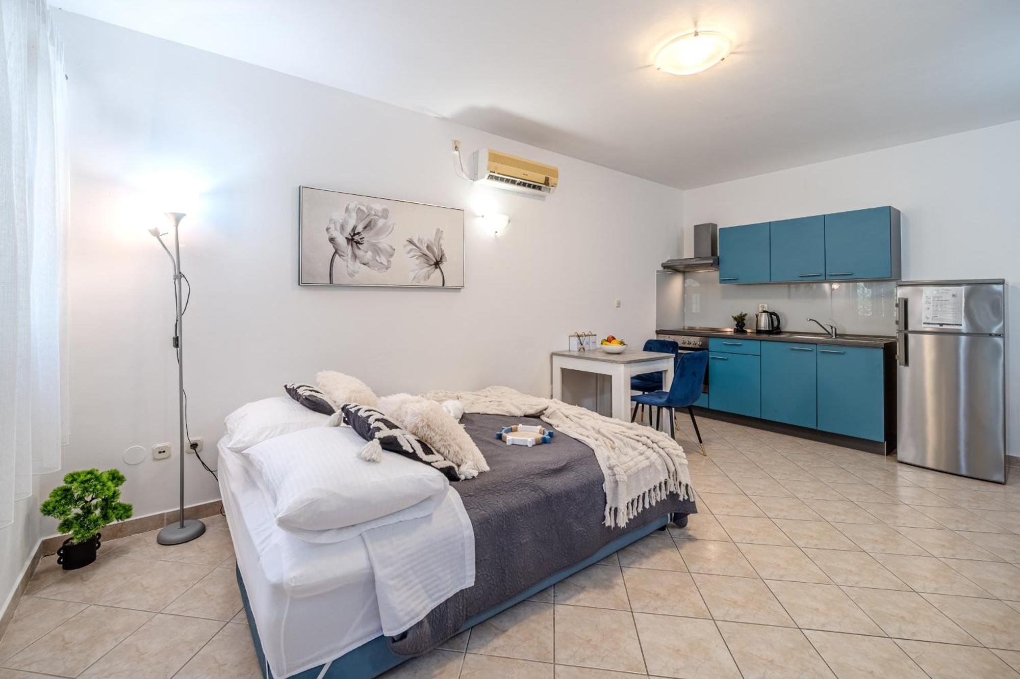 Milna - With Swimming Pool & Amazing Seaviews, Above Bijaka