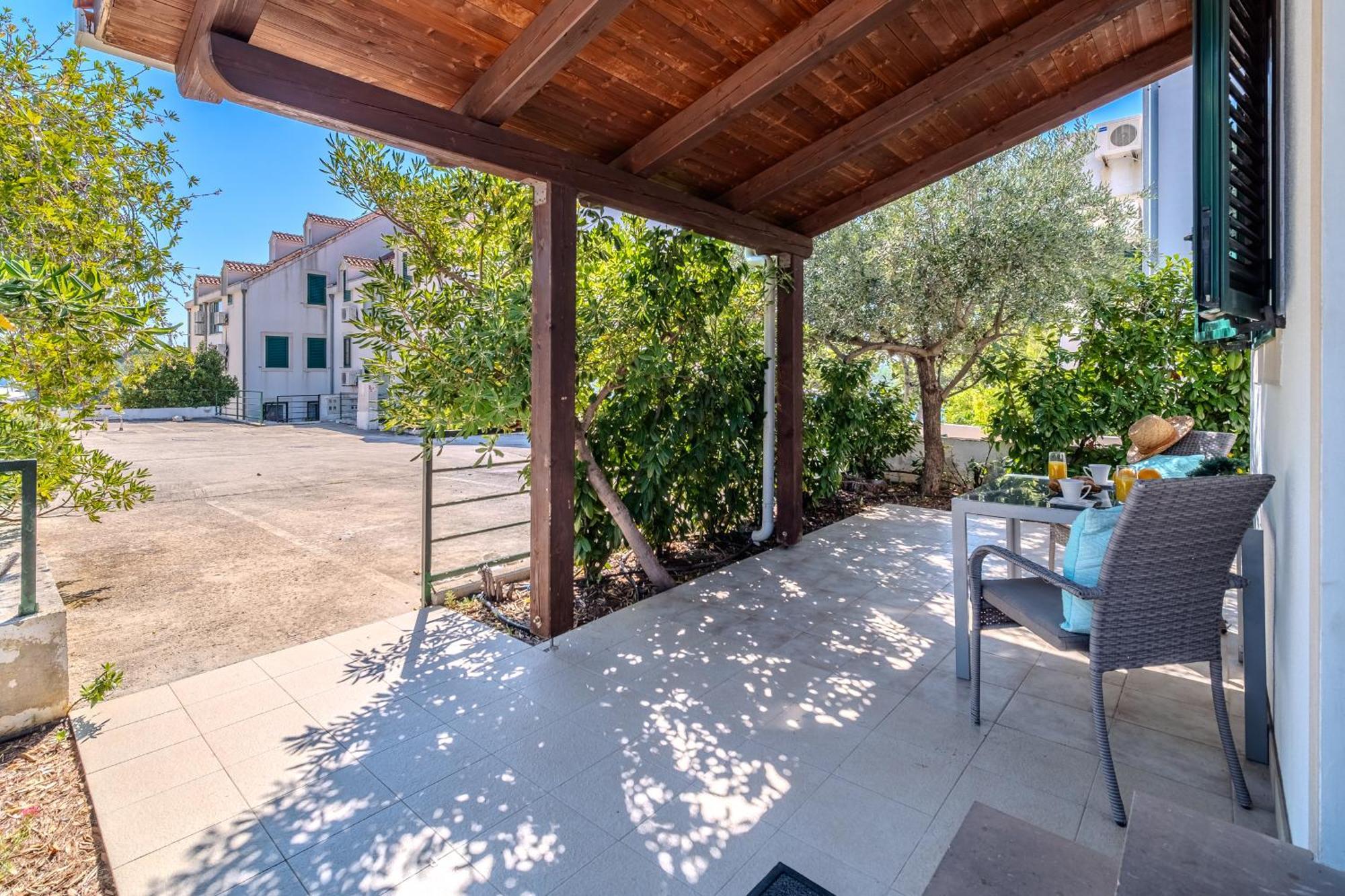 Milna - With Swimming Pool & Amazing Seaviews, Above Bijaka
