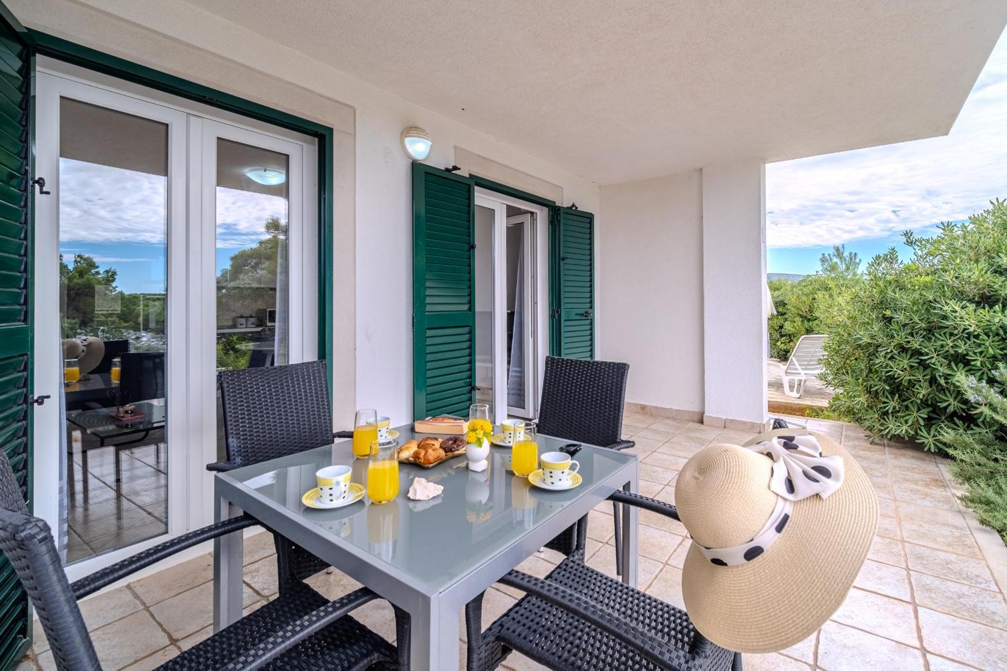 Milna - With Swimming Pool & Amazing Seaviews, Above Bijaka Apartment *