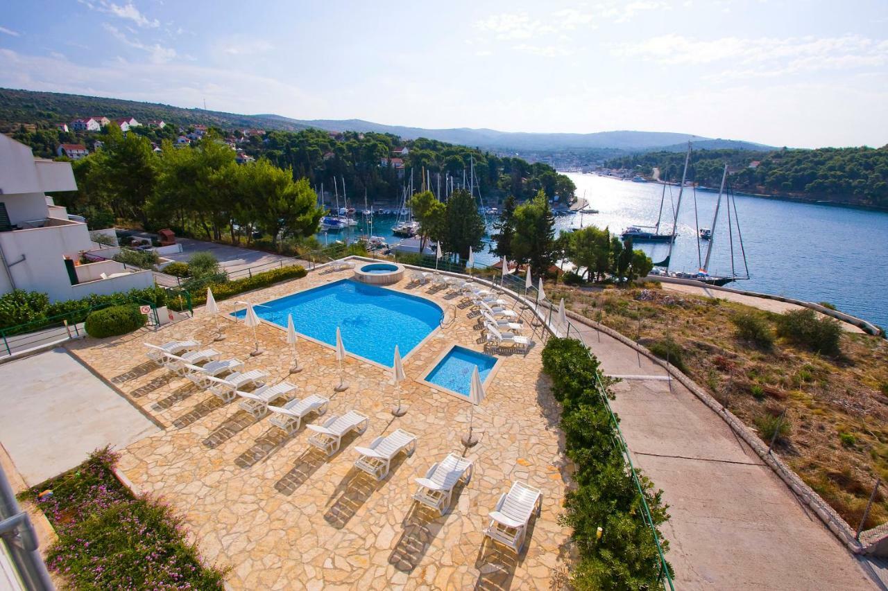 Milna - With Swimming Pool & Amazing Seaviews, Above Bijaka Apartment