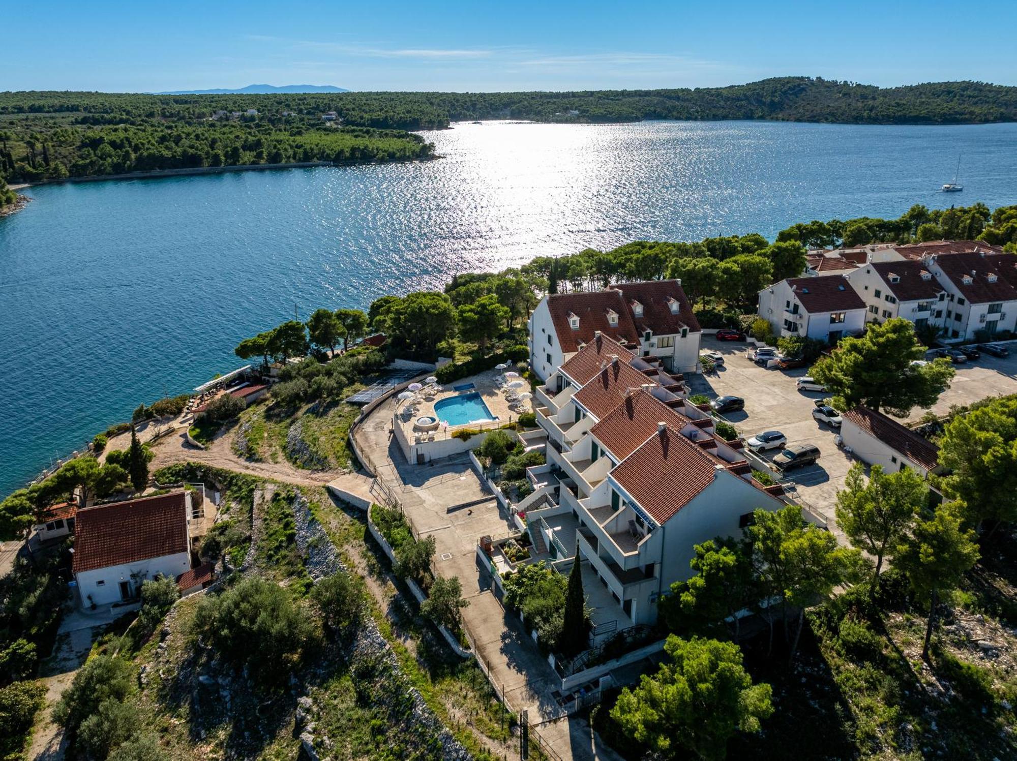 Apartmán Milna - With Swimming Pool & Amazing Seaviews, Above Bijaka *