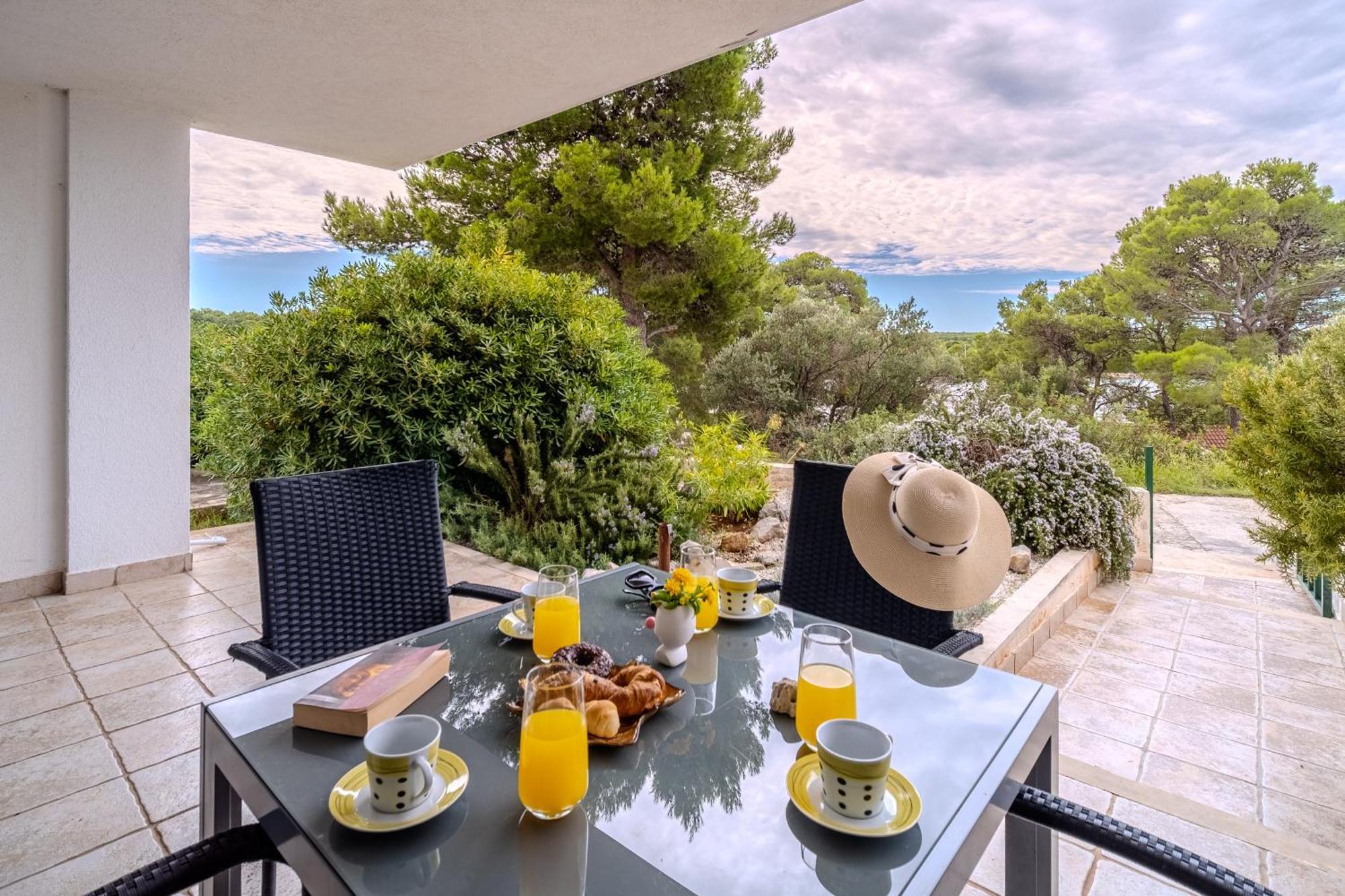 Apartmán Milna - With Swimming Pool & Amazing Seaviews, Above Bijaka *
